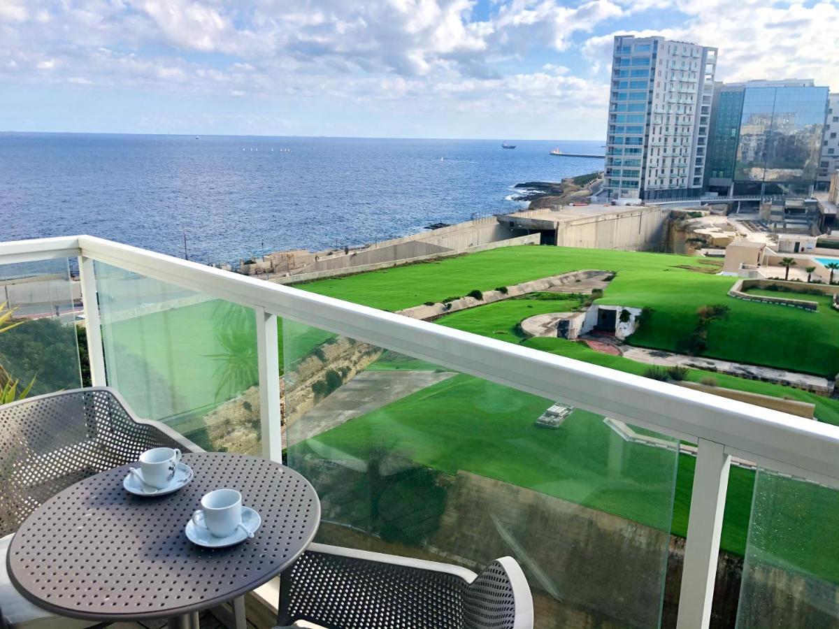 Stylish Seaview Apartment In A Prime Location Sliema Bagian luar foto