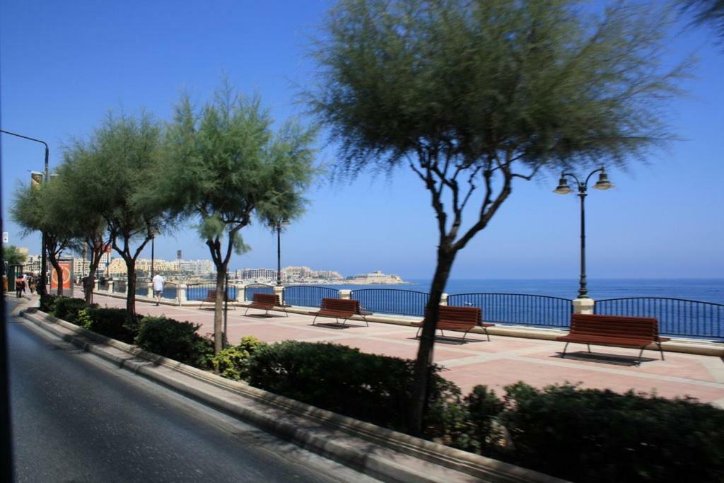 Stylish Seaview Apartment In A Prime Location Sliema Bagian luar foto