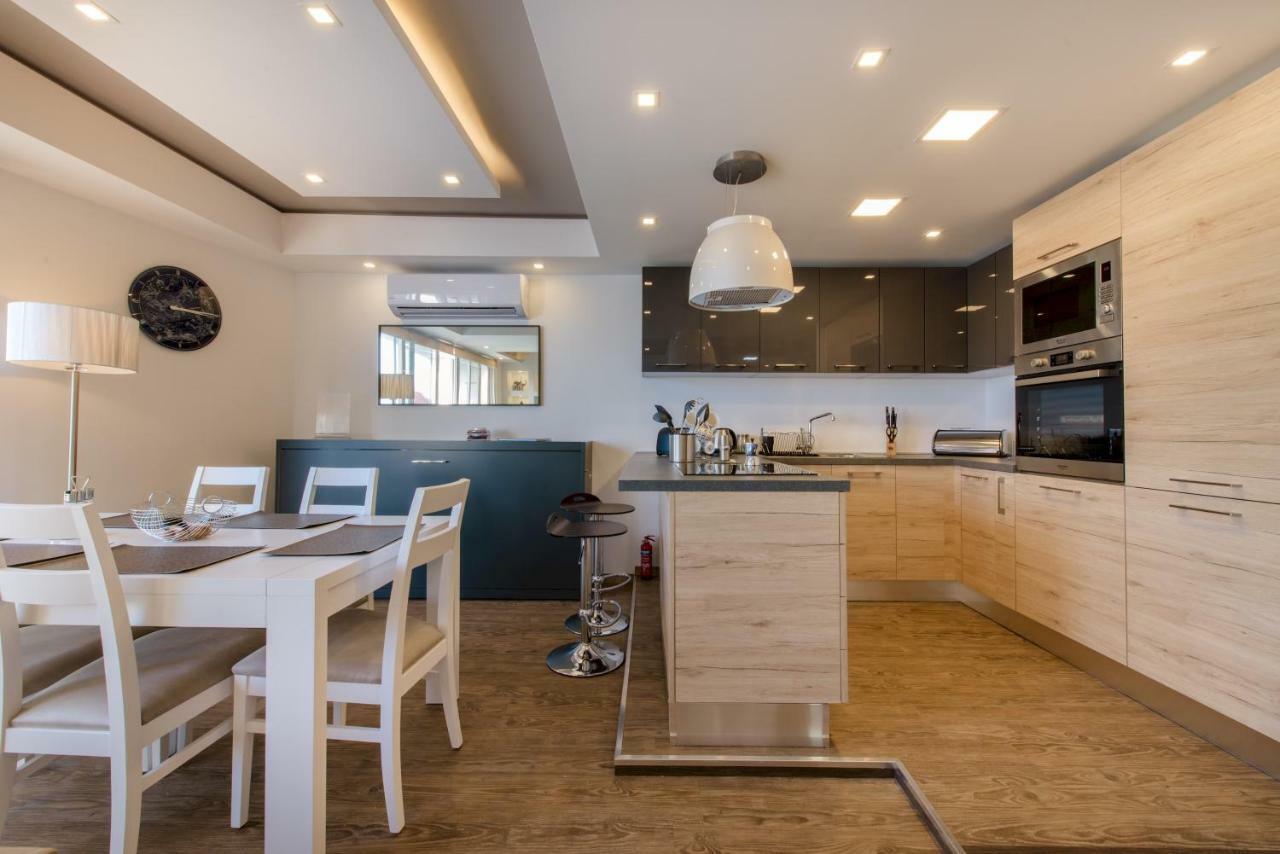 Stylish Seaview Apartment In A Prime Location Sliema Bagian luar foto