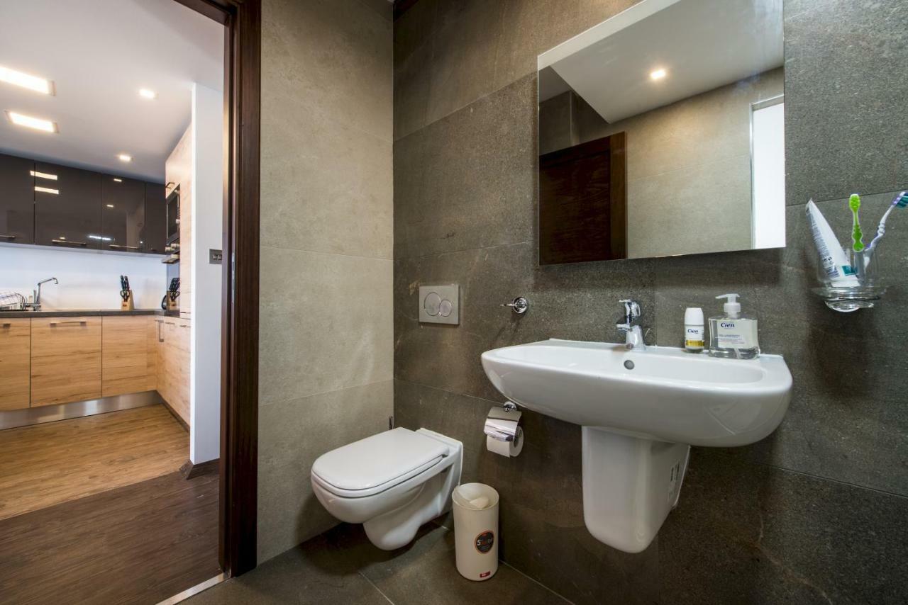 Stylish Seaview Apartment In A Prime Location Sliema Bagian luar foto