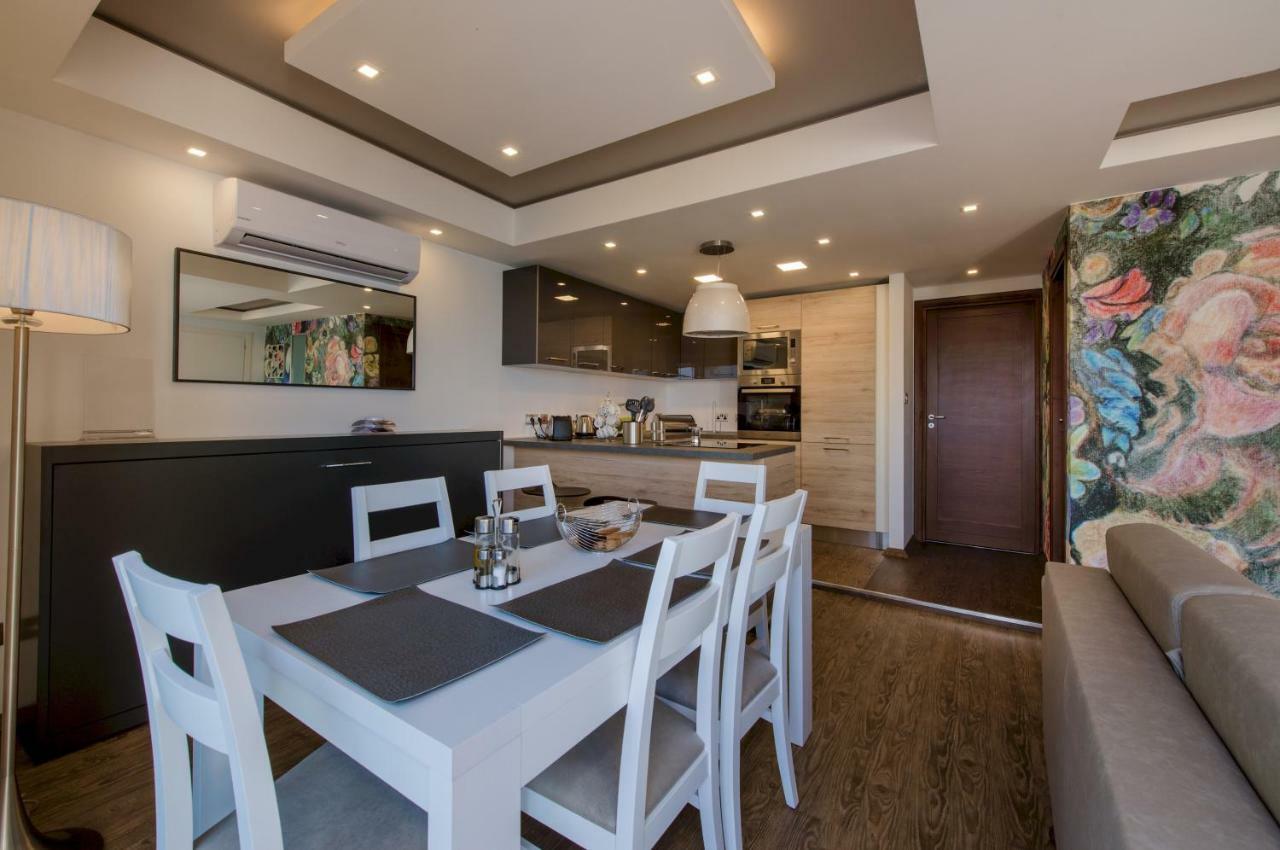 Stylish Seaview Apartment In A Prime Location Sliema Bagian luar foto