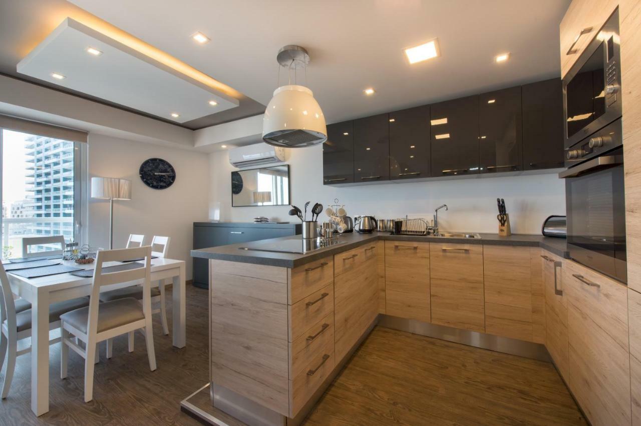 Stylish Seaview Apartment In A Prime Location Sliema Bagian luar foto