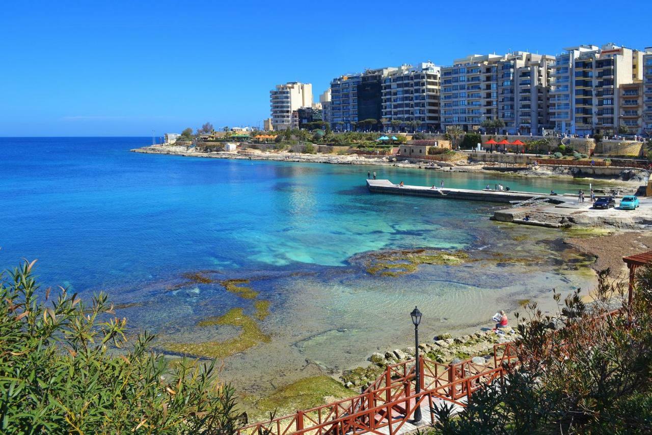 Stylish Seaview Apartment In A Prime Location Sliema Bagian luar foto