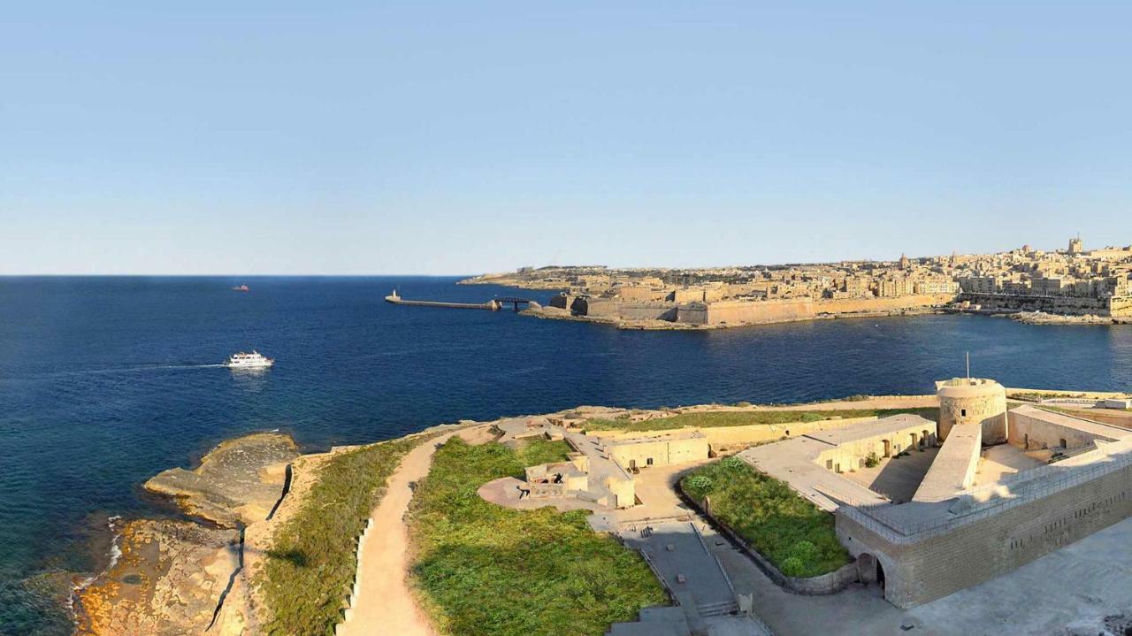 Stylish Seaview Apartment In A Prime Location Sliema Bagian luar foto