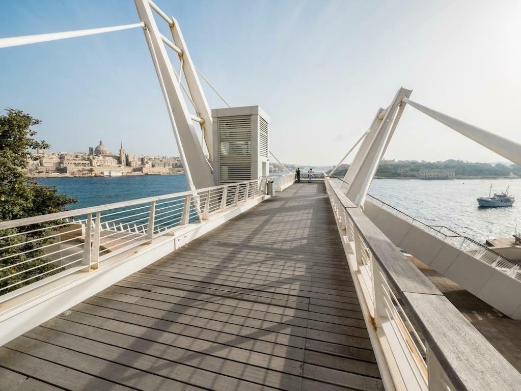 Stylish Seaview Apartment In A Prime Location Sliema Bagian luar foto